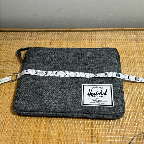 Herschel Anchor Sleeve, Raven Crosshatch case/bag NWT - Picture 3 of 5